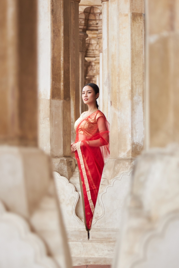 Á hậu Thủy Tiên đẹp cuốn hút trong trang phục truyền thống của phụ nữ Ấn Độ - Ảnh 3.