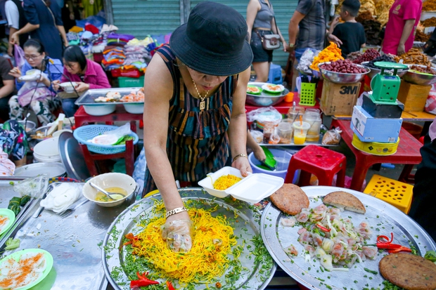 Thiên đường ẩm thực Đà Nẵng nêm chặt người trong mùa cao điểm du lịch - Ảnh 4.
