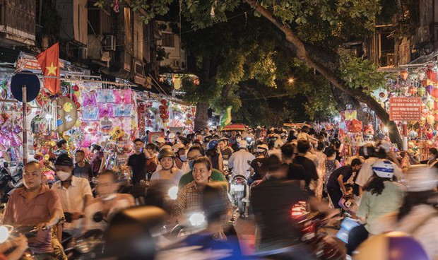 Photo: The central area of ​​Hanoi begins to be filled with the Mid-Autumn Festival atmosphere - Photo 8.