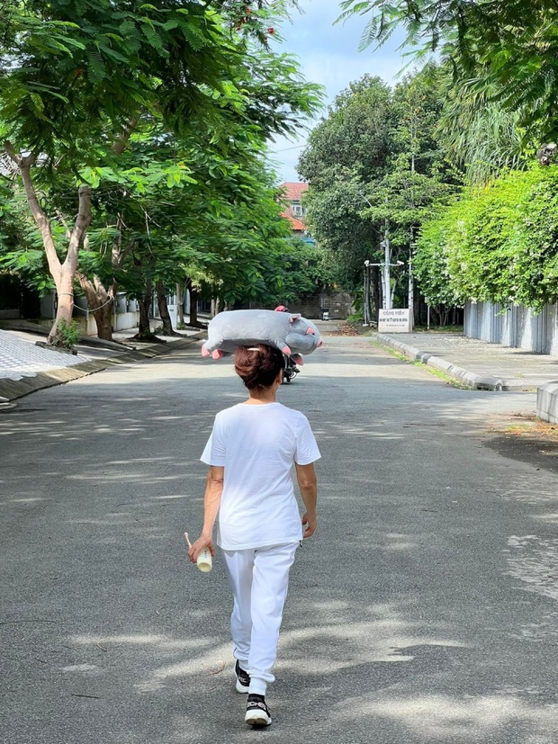 Sao Việt 18/8: Kim Lý nịnh mẹ vợ bằng tiếng Việt cực khéo - Ảnh 1.