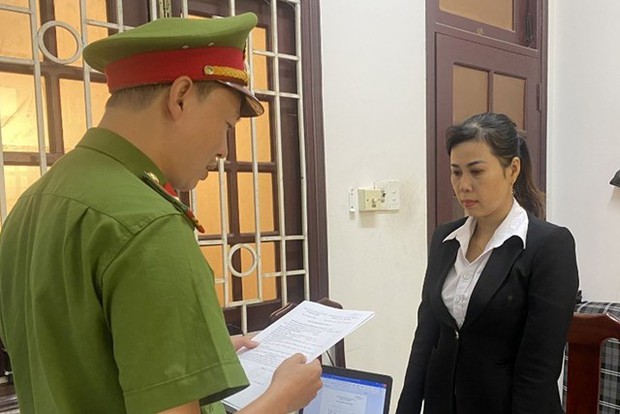 Quảng Nam: Người phụ nữ lên facebook làm giả sổ đỏ lừa đảo 300 triệu đồng - Ảnh 1.