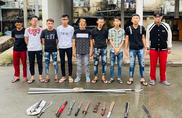 Lời khai bất ngờ của nhóm học sinh kéo nhau đi truy sát rồi khóc tại Công an TP Thủ Đức - Ảnh 1.