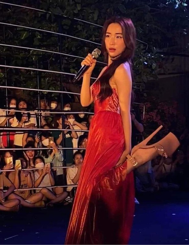 Soi Hòa Minzy, Nhã Phương và dàn mỹ nhân Việt hack chiều cao với giày siêu cao khổng lồ - Ảnh 1.
