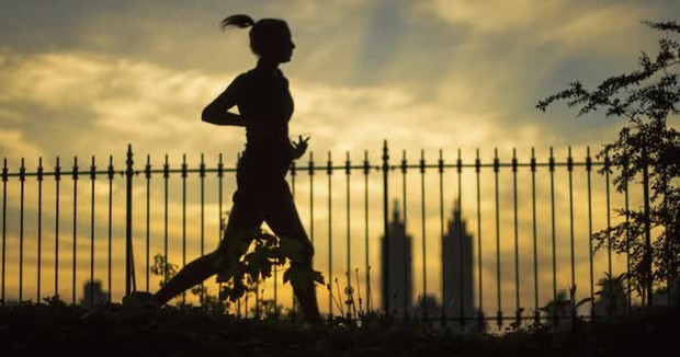 Chạy bộ 30 phút vào buổi sáng và đi bộ 60 phút vào buổi tối: Vận động thời điểm nào tốt cho sức khỏe hơn? - Ảnh 3.