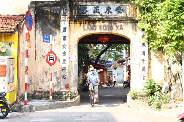 Chùm ảnh: Những cổng làng cổ kính trong lòng phố phường tấp nập của Hà Nội - Ảnh 4.