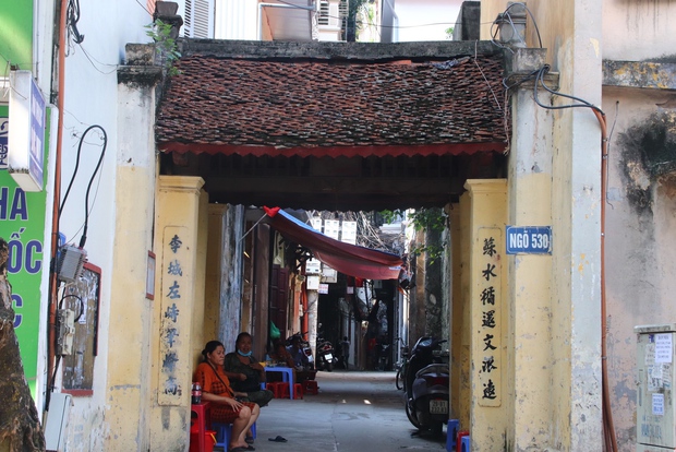 Chùm ảnh: Những cổng làng cổ kính trong lòng phố phường tấp nập của Hà Nội - Ảnh 6.