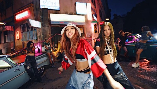 Cùng song rap trong MV Pink Venom, Lisa chuẩn đại sứ thương hiệu, Jennie bị trêu là fan của MU - Ảnh 2.