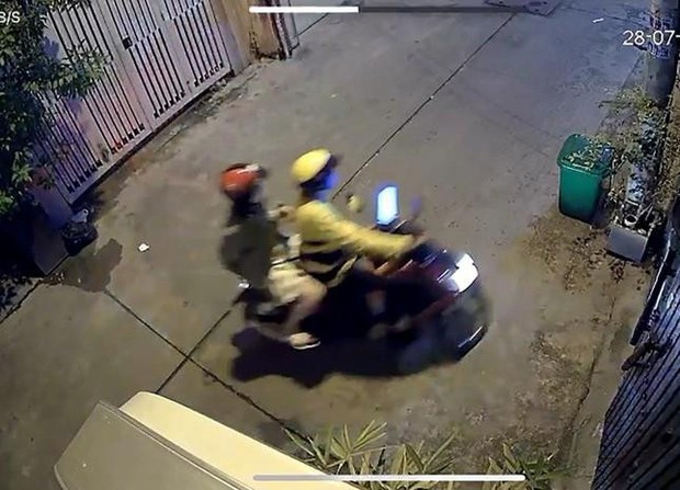 Tài xế xe ôm chiếm đoạt tài sản của cô gái rồi gửi giấy tờ trả nạn nhân - Ảnh 2. Tài xế xe ôm chiếm đoạt tài sản của cô gái rồi gửi giấy tờ trả nạn nhân - Ảnh 2.