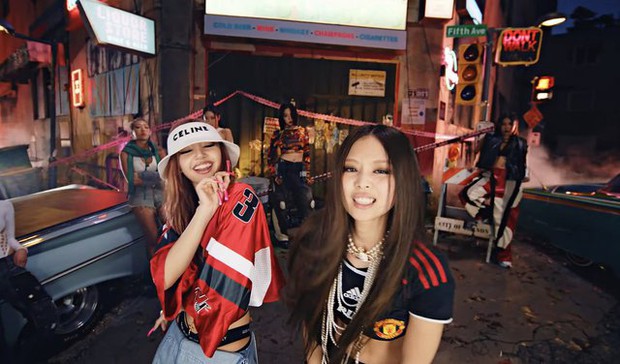 BLACKPINK trong MV mới: Thời trang dẫn đầu xu hướng, Jennie gây bão cực mạnh với áo Manchester United - Ảnh 12.