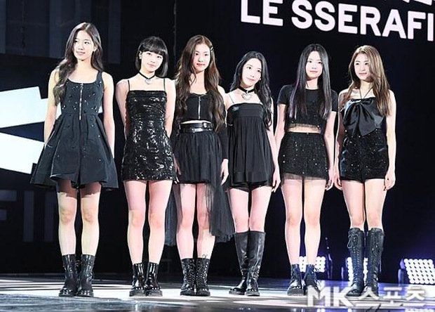 2 em gái BTS ra mắt liền kề: LE SSERAFIM thị phi nhưng thành tích khá ổn, NewJeans được đầu tư 300 tỷ có vượt qua đàn chị? - Ảnh 2.
