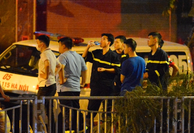 Toàn cảnh vụ cháy quán karaoke ở Hà Nội: Lửa bùng hàng giờ, nhiều gương mặt thất thần khi chứng kiến 3 đồng đội anh dũng hy sinh - Ảnh 21.