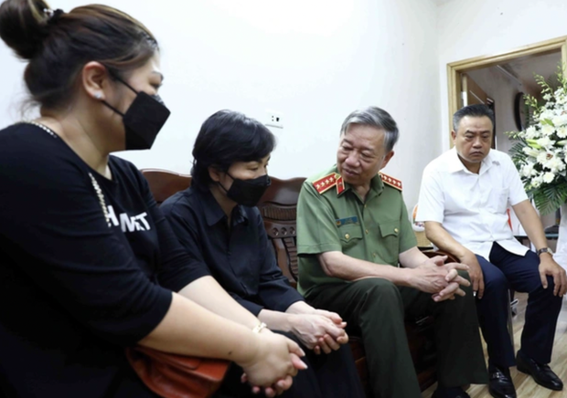  Bộ trưởng Tô Lâm thăm hỏi gia đình ba cảnh sát hy sinh khi chữa cháy - Ảnh 2.