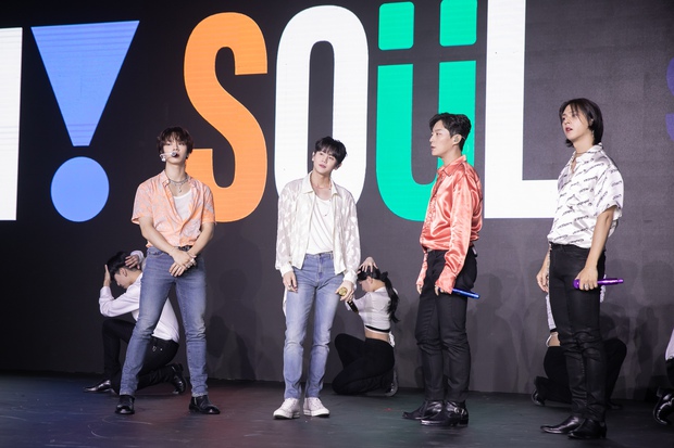 Hari Won biểu diễn hết mình dù đang bị liệt nửa mặt, Highlight khiến fan Việt sống lại thanh xuân với loạt hit Kpop đình đám một thời - Ảnh 12. Hari Won biểu diễn hết mình dù đang bị liệt nửa mặt, Highlight khiến fan Việt sống lại thanh xuân với loạt hit Kpop đình đám một thời - Ảnh 12.