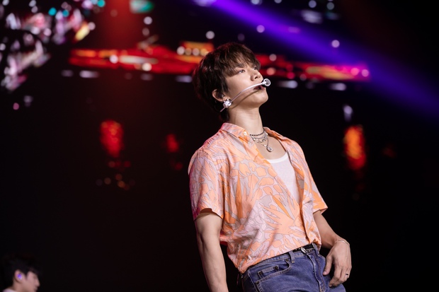 Hari Won biểu diễn hết mình dù đang bị liệt nửa mặt, Highlight khiến fan Việt sống lại thanh xuân với loạt hit Kpop đình đám một thời - Ảnh 15. Hari Won biểu diễn hết mình dù đang bị liệt nửa mặt, Highlight khiến fan Việt sống lại thanh xuân với loạt hit Kpop đình đám một thời - Ảnh 15.