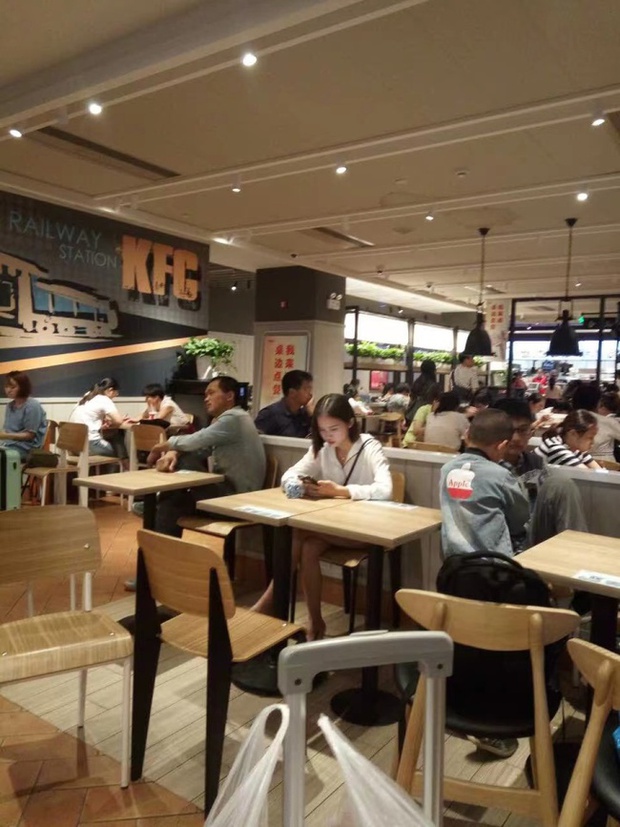 Cụ ông mua bánh ở KFC không được khuyến mãi phản ánh sự chật vật của nhóm người yếu thế trong thế giới công nghệ hiện đại - Ảnh 1.