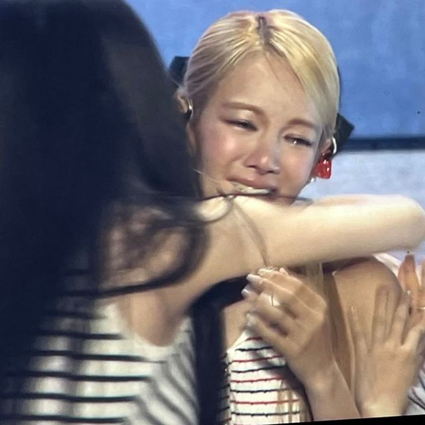 SM held a concert: SNSD hugged a special person in turn, Chen (EXO) was turned away by fans?  - Photo 3.
