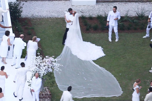 Jennifer Lopez lộng lẫy trong đám cưới lần 2 với Ben Affleck - Ảnh 5.