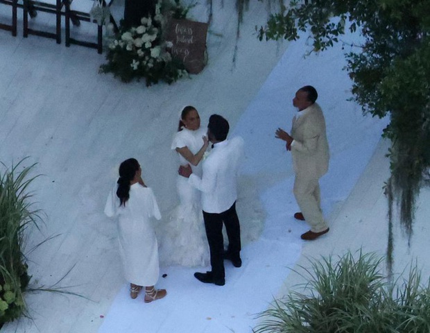 Jennifer Lopez lộng lẫy trong đám cưới lần 2 với Ben Affleck - Ảnh 6.