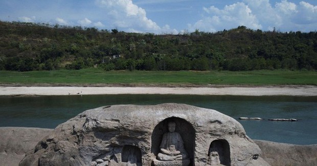 Nước cạn khô làm lộ ra bức tượng 600 năm tuổi trên sông Dương Tử - Ảnh 3.
