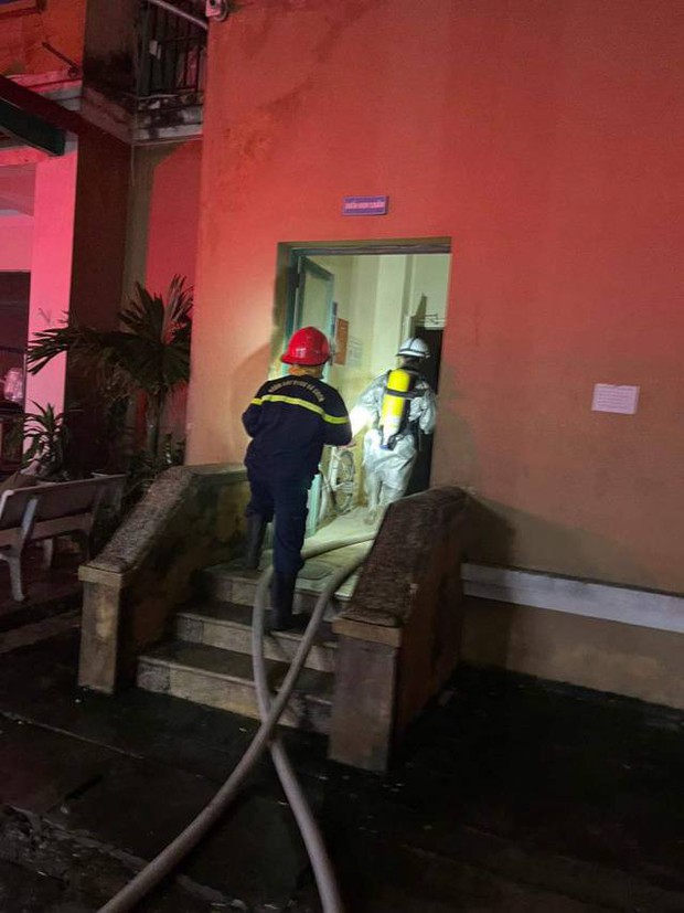 Giải cứu 15 người mắc kẹt trong vụ cháy chung cư ở Hà Nội - Ảnh 2.