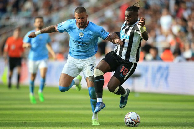 Thoát thua khó tin, Man City vẫn mất ngôi đầu vào tay Arsenal - Ảnh 2.
