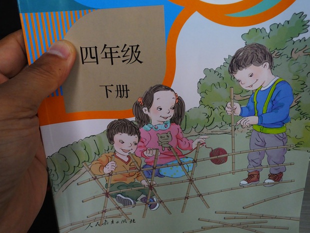 Để hình minh họa sách giáo khoa xấu xí, nhiều cán bộ Trung Quốc bị xử lý - Ảnh 1.