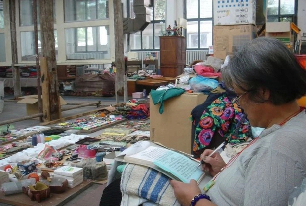 Cụ bà thích nhặt đồ cũ chất thành núi vì một chấp niệm thuở nhỏ, 50 năm sau mở triển lãm trong nước lẫn quốc tế - Ảnh 20.