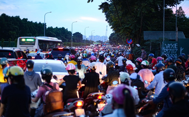 Hà Nội: Đường gom đại lộ Thăng Long tắc cứng vào giờ cao điểm, người dân mệt mỏi khi đi vài trăm mét mất cả tiếng đồng hồ - Ảnh 5.