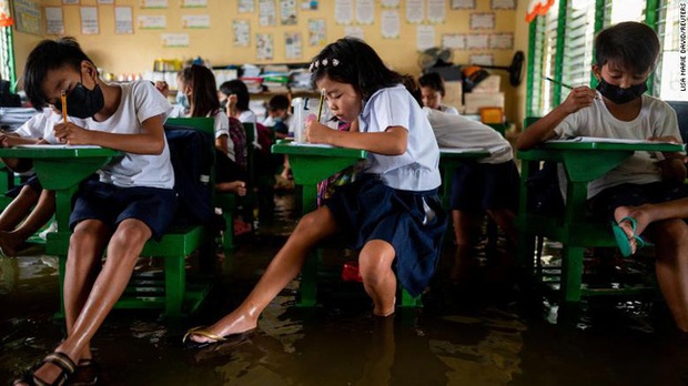 Một ngày sau khi mở cửa, trường học ở miền Bắc Philippines phải đóng cửa trở lại do bão - Ảnh 1.