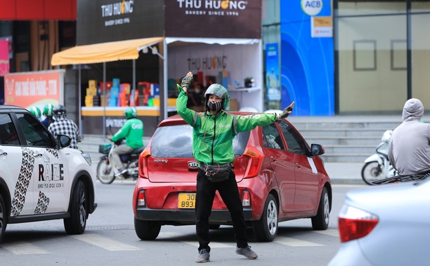 Câu chuyện phía sau hình ảnh chàng tài xế xe ôm công nghệ giúp CSGT phân luồng ở Hà Nội: Đã hiến máu và tiểu cầu hơn 100 lần - Ảnh 6.