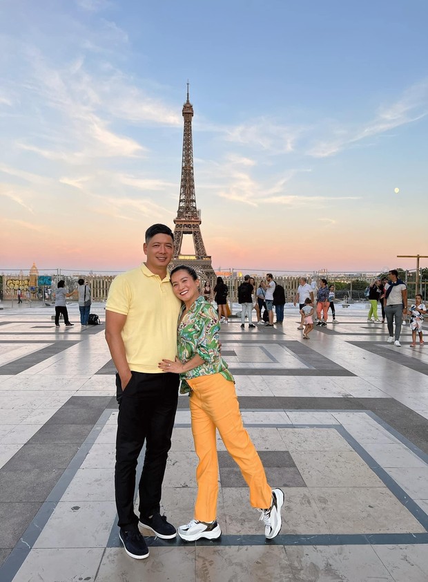 Bình Minh cùng vợ đi du lịch châu Âu, bà xã Anh Thơ đẹp gợi cảm với áo tắm - Ảnh 2.