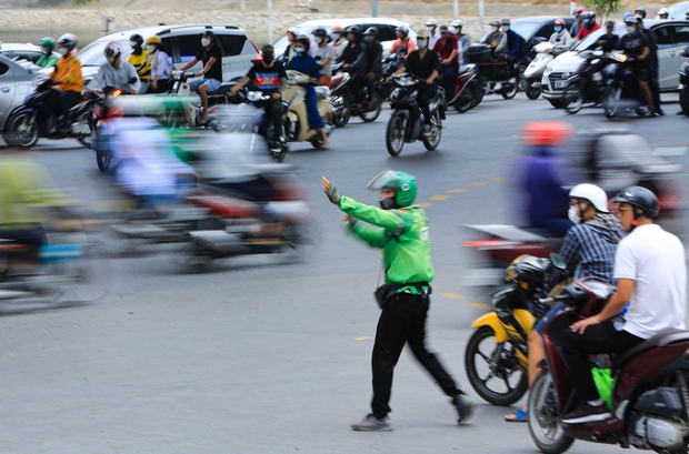 Câu chuyện phía sau hình ảnh chàng tài xế xe ôm công nghệ giúp CSGT phân luồng ở Hà Nội: Đã hiến máu và tiểu cầu hơn 100 lần - Ảnh 2.