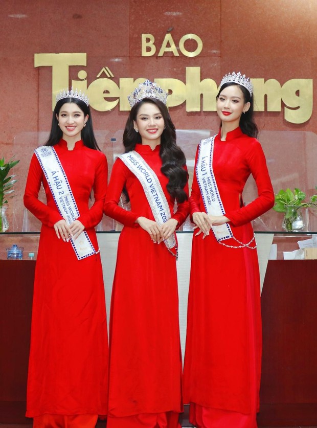 Ngắm nhan sắc rực rỡ của Top 3 Miss World Vietnam 2022 trong tà áo dài đỏ - Ảnh 1.