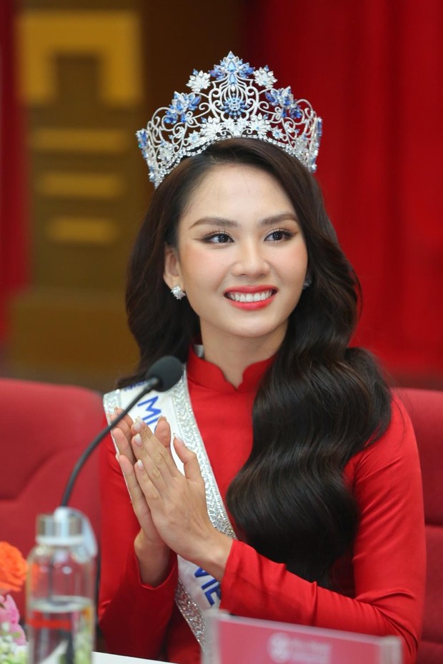 Ngắm nhan sắc rực rỡ của Top 3 Miss World Vietnam 2022 trong tà áo dài đỏ - Ảnh 2.