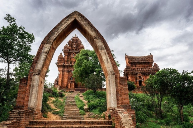 Cụm tháp Chăm đẹp nhất đất Việt vẫn giữ được vẻ nguyên vẹn sau 800 năm - Ảnh 1.