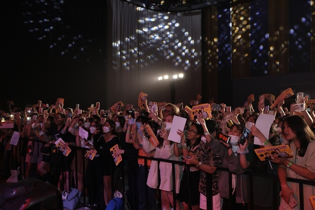 Nhóm nhạc New Hope Club đội nón lá trình diễn, khán giả Việt lần đầu được nghe chính chủ trình diễn giai điệu cực hot trên TikTok! - Ảnh 8.