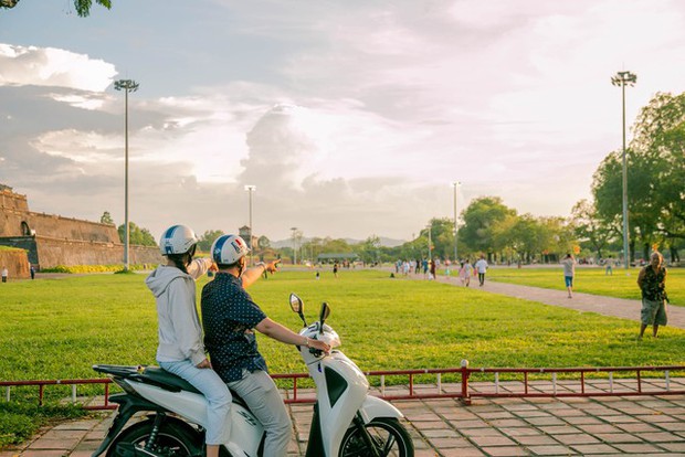 Phải nghỉ học vì sức khỏe yếu, 9X dành trọn tâm huyết làm tour xe máy trải nghiệm khắp xứ Huế - Ảnh 1.