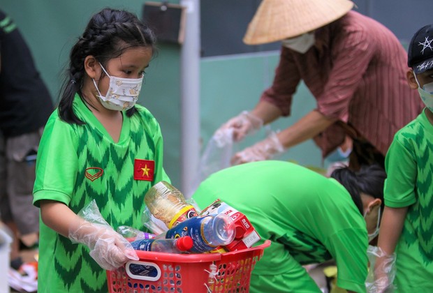 Theo chân “biệt đội nhí” đẩy xe tự chế đi xin rác tài nguyên ở Đà Nẵng - Ảnh 13.