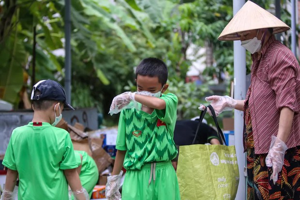 Theo chân “biệt đội nhí” đẩy xe tự chế đi xin rác tài nguyên ở Đà Nẵng - Ảnh 12.