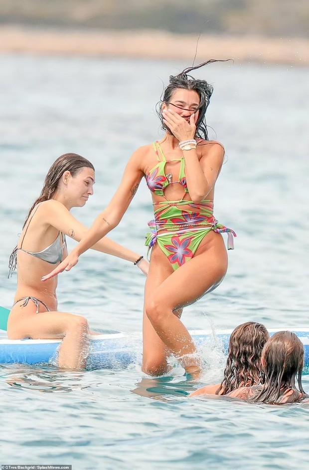 Dua Lipa is irresistibly sexy in a boldly cut swimsuit - Photo 9.