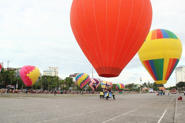 Lần đầu tiên khinh khí cầu bay trên bầu trời TP Thanh Hóa - Ảnh 2.