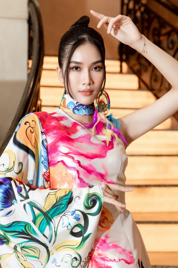 Á hậu Phương Anh đẹp yêu kiều với áo dài lệch vai cách điệu - Ảnh 1.