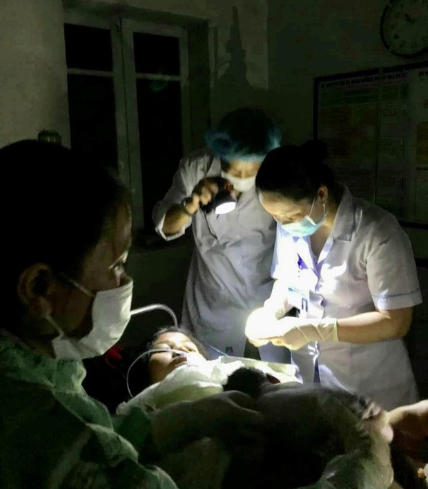 Power outage in the night, the crew on duty illuminates the birthing lights for pregnant women 3 - Photo 1.