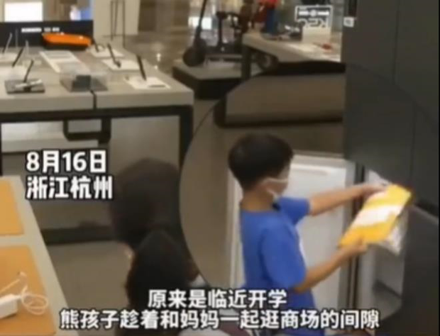 Nhân viên cửa hàng sửng sốt khi phát hiện cậu bé tiểu học giấu đồ lạ vào tủ lạnh - Ảnh 5.