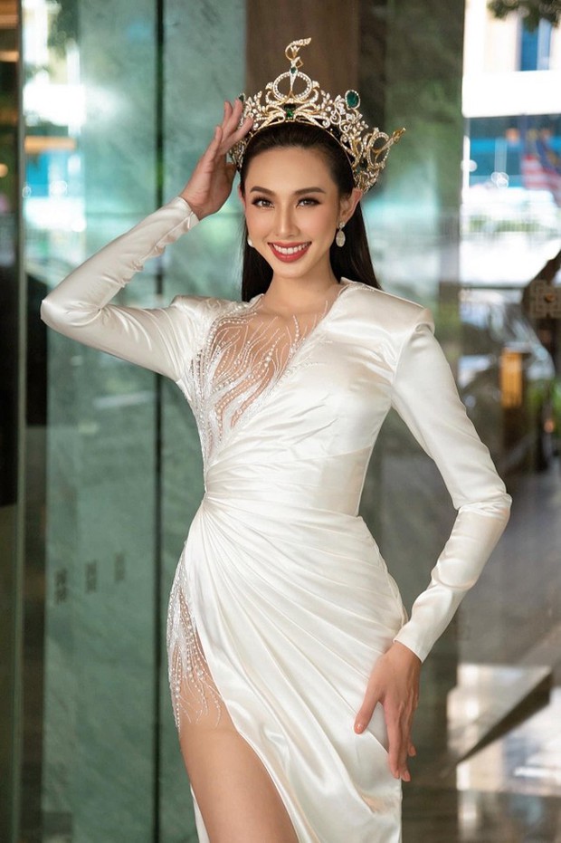 Hoa hậu Thùy Tiên diện váy xẻ nóng bỏng dự chung kết Miss Grand Malaysia 2022 - Ảnh 3.