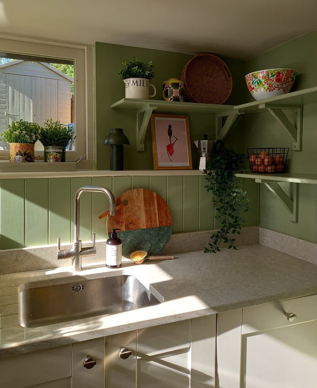 Những thiết kế nhà bếp với gam màu xanh lá khiến bạn không chê vào đâu được - Ảnh 7.