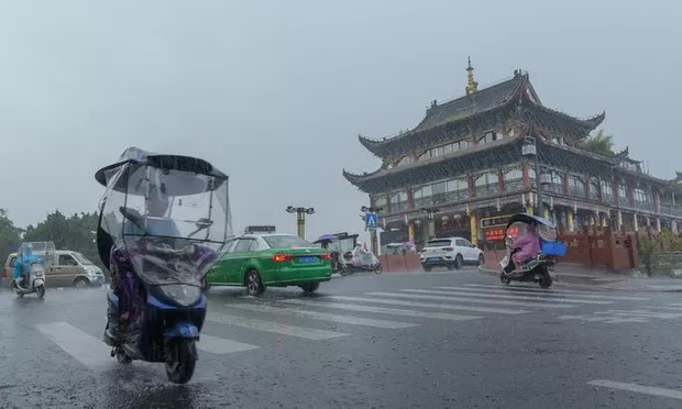 Trung Quốc: Đang nắng thiêu đốt sang mưa xối xả, hàng chục ngàn người chạy lũ - Ảnh 1.