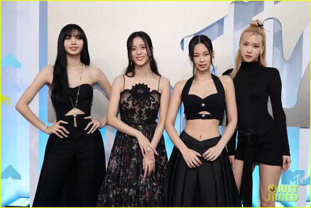 BLACKPINK cuốn hút tại MTV VMAs 2022 với màu đen huyền bí - Ảnh 7.