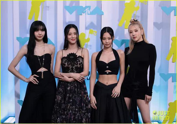 BLACKPINK cuốn hút tại MTV VMAs 2022 với màu đen huyền bí - Ảnh 9.