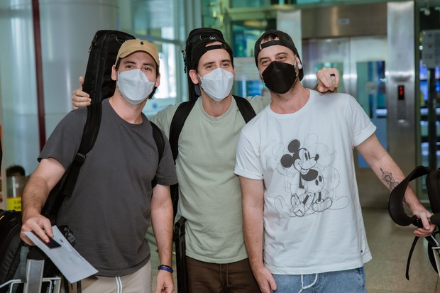 Nhóm nhạc quốc tế The Moffatts chính thức đặt chân đến Việt Nam, đội nón lá thân thiện giao lưu với người hâm mộ - Ảnh 10.